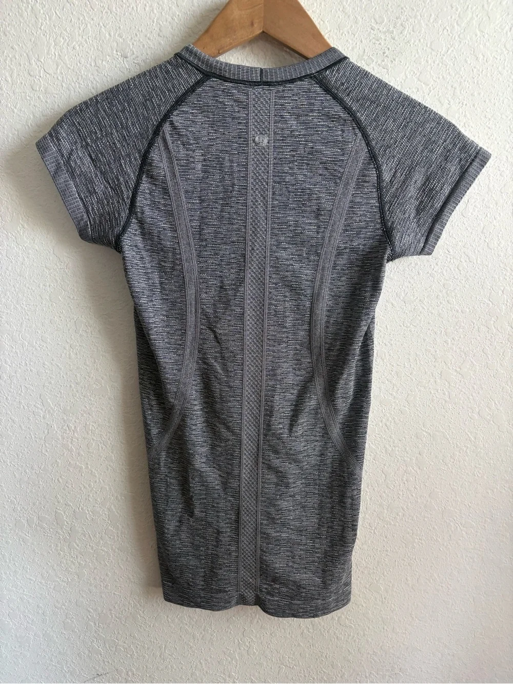 Lululemon Run: Swiftly Tech Short Sleeve Heathered Cadet Blue size 4
